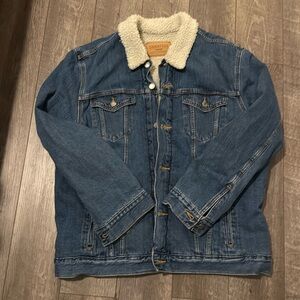 Levi Strauss Signature Gold Sherpa lined denim jacket. Men’s XL